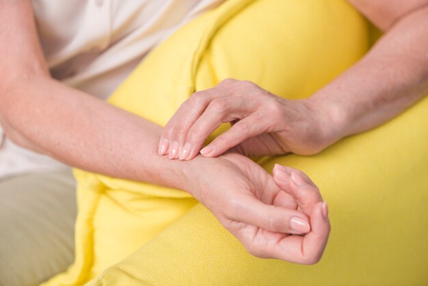 Воспаление суставов кистей рук: симптомы и причины