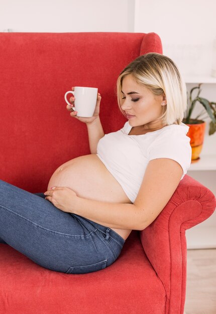 Причины каменения живота у беременных женщин